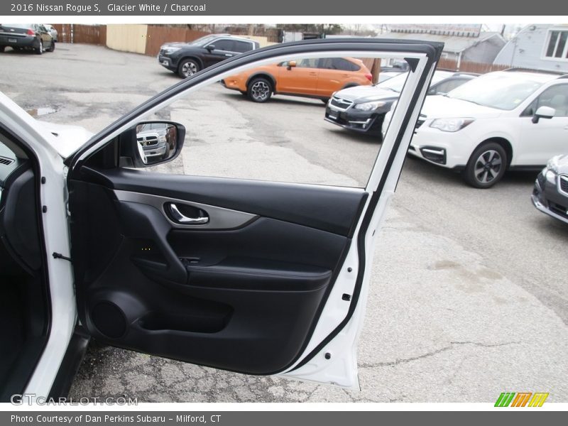 Glacier White / Charcoal 2016 Nissan Rogue S