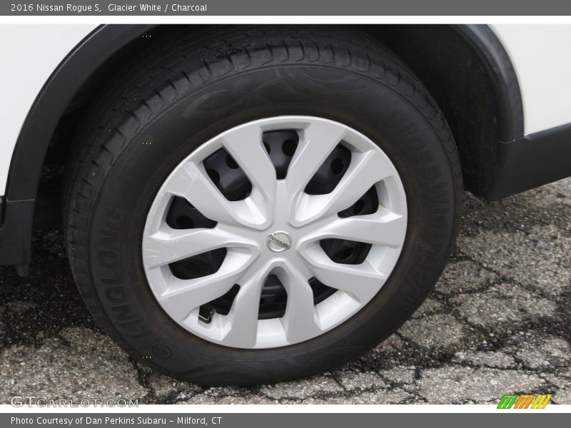 Glacier White / Charcoal 2016 Nissan Rogue S