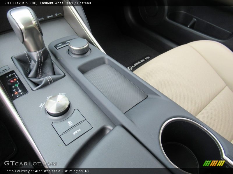 Eminent White Pearl / Chateau 2018 Lexus IS 300