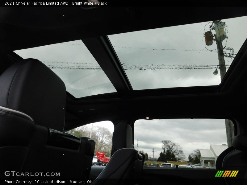 Bright White / Black 2021 Chrysler Pacifica Limited AWD