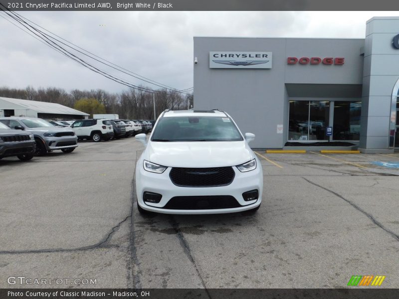 Bright White / Black 2021 Chrysler Pacifica Limited AWD