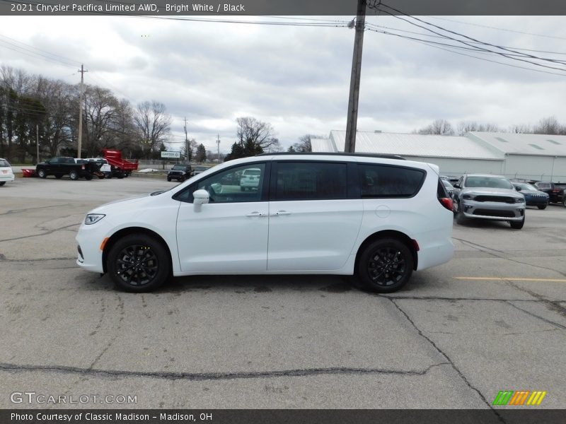 Bright White / Black 2021 Chrysler Pacifica Limited AWD