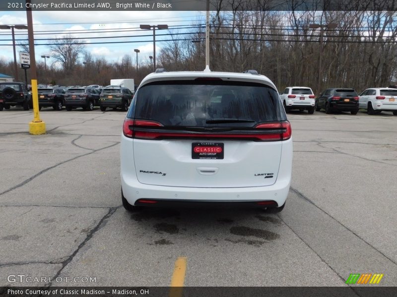 Bright White / Black 2021 Chrysler Pacifica Limited AWD