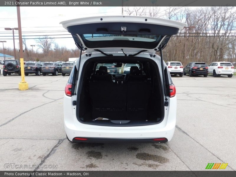Bright White / Black 2021 Chrysler Pacifica Limited AWD