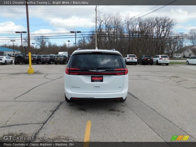 Bright White / Black/Alloy 2021 Chrysler Pacifica Touring L
