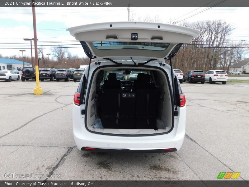 Bright White / Black/Alloy 2021 Chrysler Pacifica Touring L