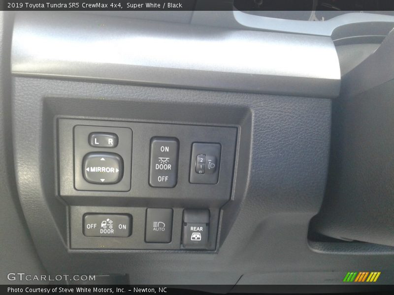 Super White / Black 2019 Toyota Tundra SR5 CrewMax 4x4