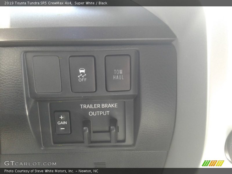 Super White / Black 2019 Toyota Tundra SR5 CrewMax 4x4