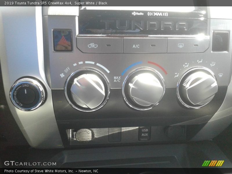 Super White / Black 2019 Toyota Tundra SR5 CrewMax 4x4