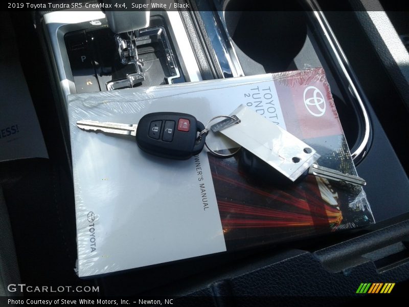 Super White / Black 2019 Toyota Tundra SR5 CrewMax 4x4