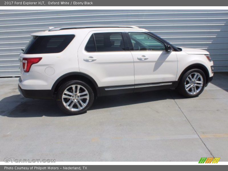 Oxford White / Ebony Black 2017 Ford Explorer XLT