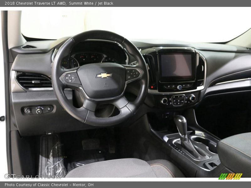 Summit White / Jet Black 2018 Chevrolet Traverse LT AWD