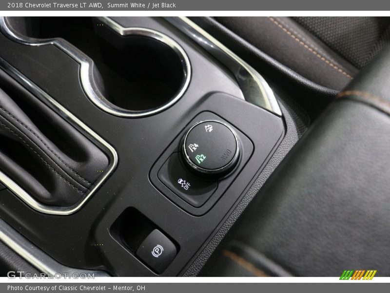 Summit White / Jet Black 2018 Chevrolet Traverse LT AWD