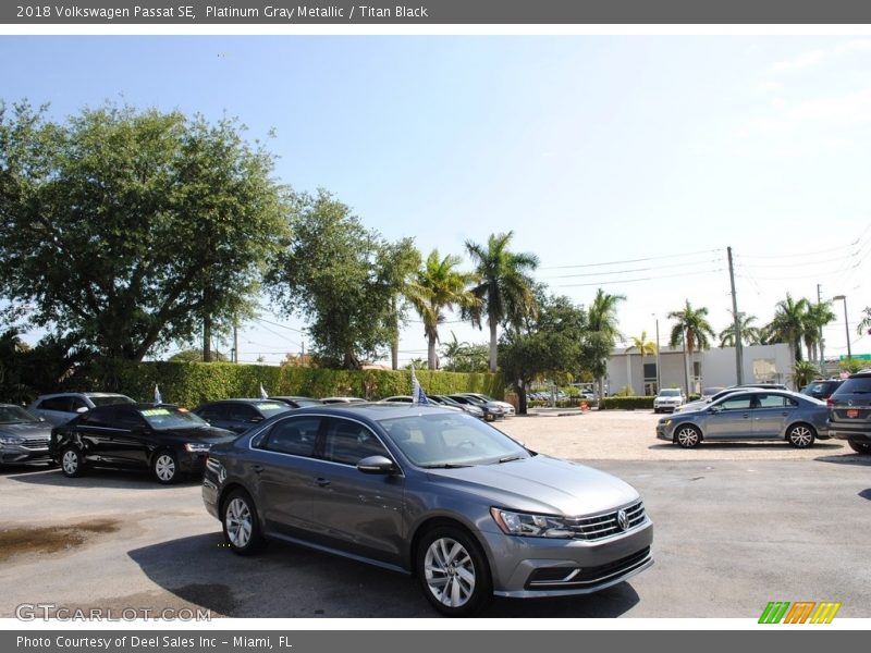 Platinum Gray Metallic / Titan Black 2018 Volkswagen Passat SE