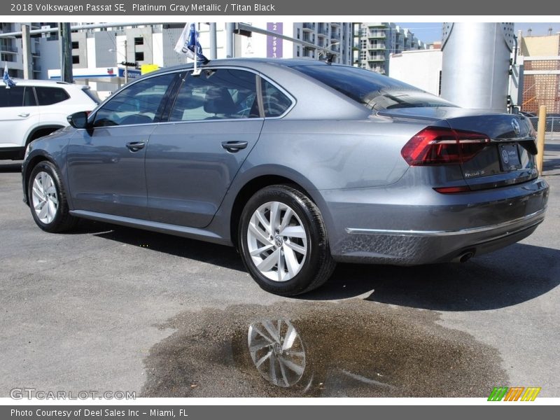 Platinum Gray Metallic / Titan Black 2018 Volkswagen Passat SE