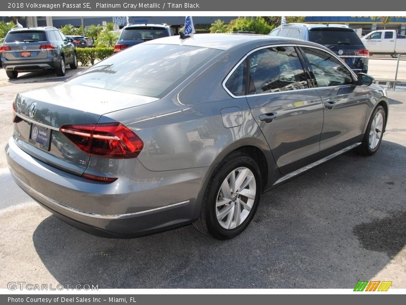 Platinum Gray Metallic / Titan Black 2018 Volkswagen Passat SE