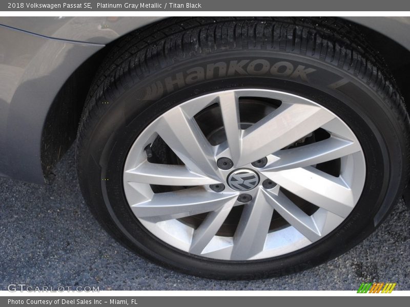 Platinum Gray Metallic / Titan Black 2018 Volkswagen Passat SE