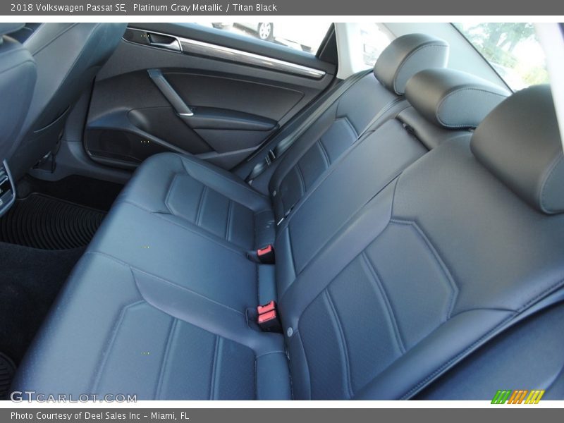 Platinum Gray Metallic / Titan Black 2018 Volkswagen Passat SE