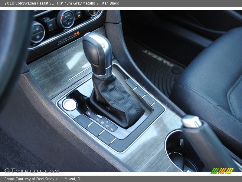 Platinum Gray Metallic / Titan Black 2018 Volkswagen Passat SE