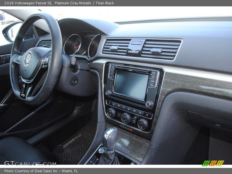 Platinum Gray Metallic / Titan Black 2018 Volkswagen Passat SE