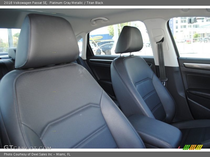 Platinum Gray Metallic / Titan Black 2018 Volkswagen Passat SE