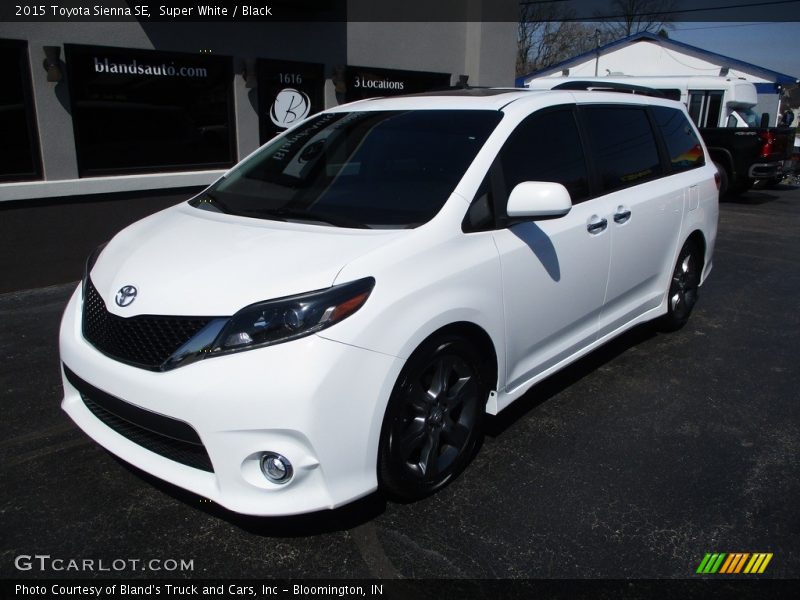 Super White / Black 2015 Toyota Sienna SE