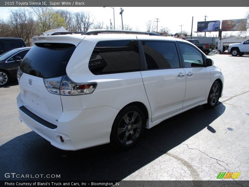 Super White / Black 2015 Toyota Sienna SE