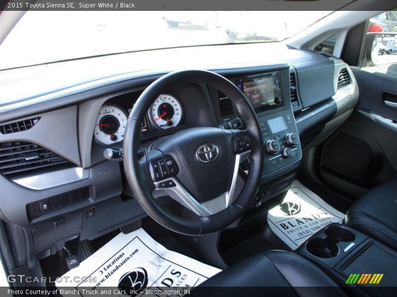 Super White / Black 2015 Toyota Sienna SE
