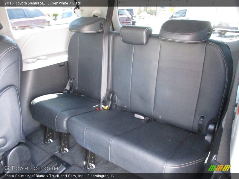 Super White / Black 2015 Toyota Sienna SE