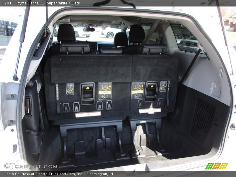 Super White / Black 2015 Toyota Sienna SE