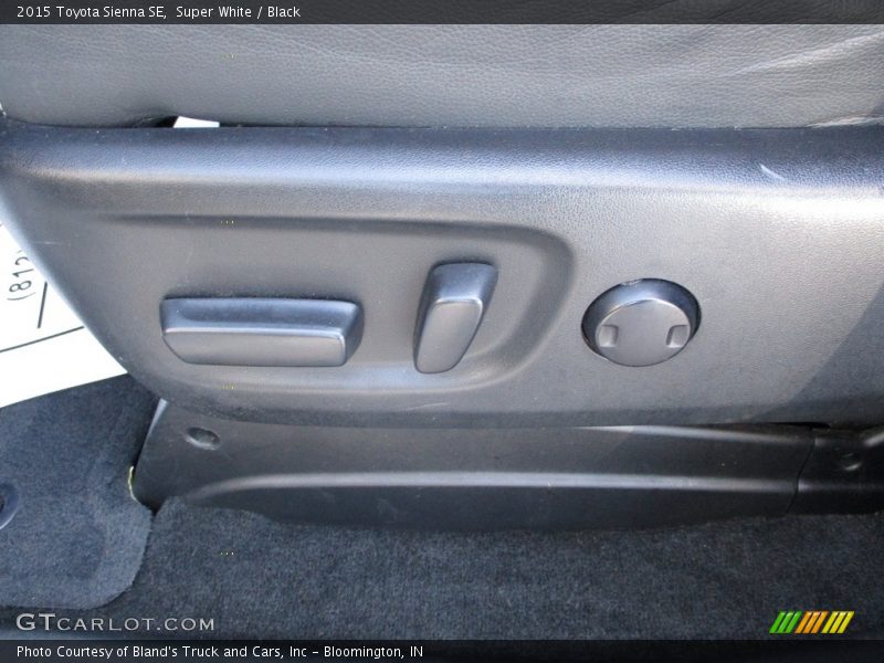 Super White / Black 2015 Toyota Sienna SE