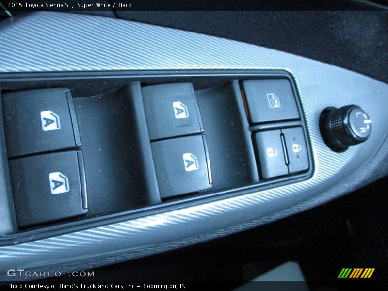 Super White / Black 2015 Toyota Sienna SE