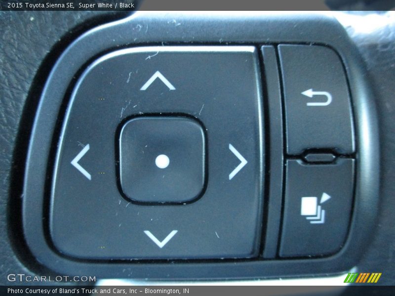 Super White / Black 2015 Toyota Sienna SE