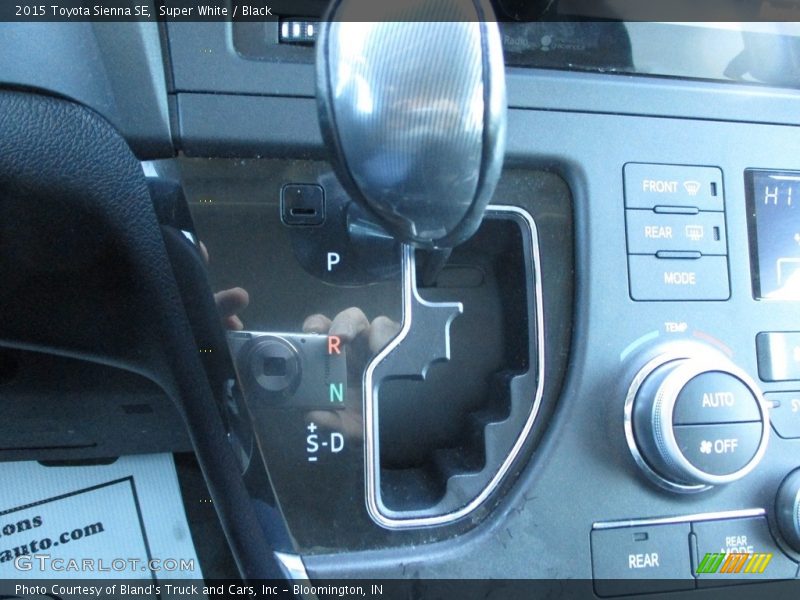 Super White / Black 2015 Toyota Sienna SE