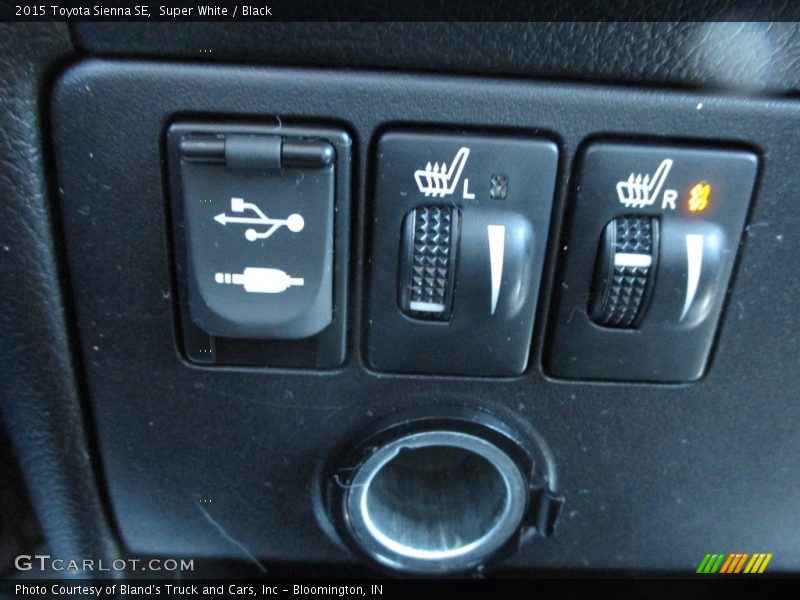 Super White / Black 2015 Toyota Sienna SE