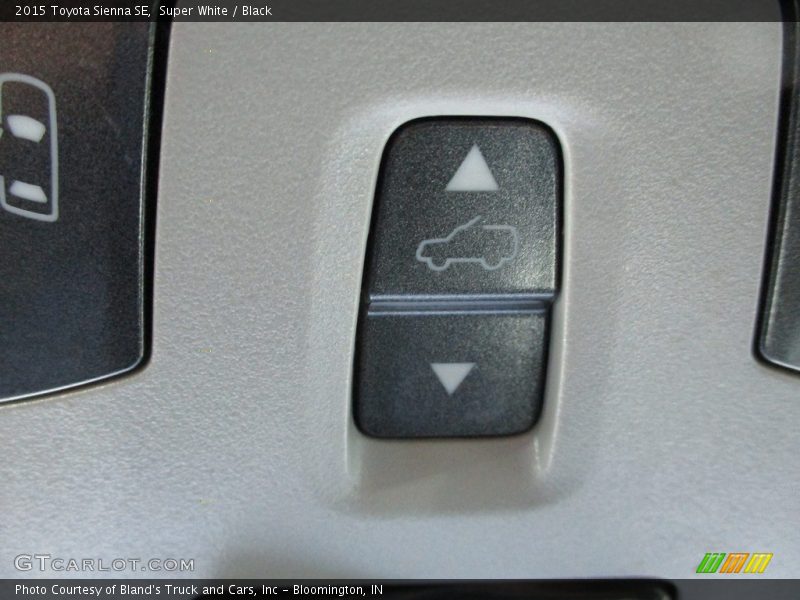 Super White / Black 2015 Toyota Sienna SE