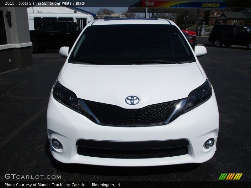 Super White / Black 2015 Toyota Sienna SE