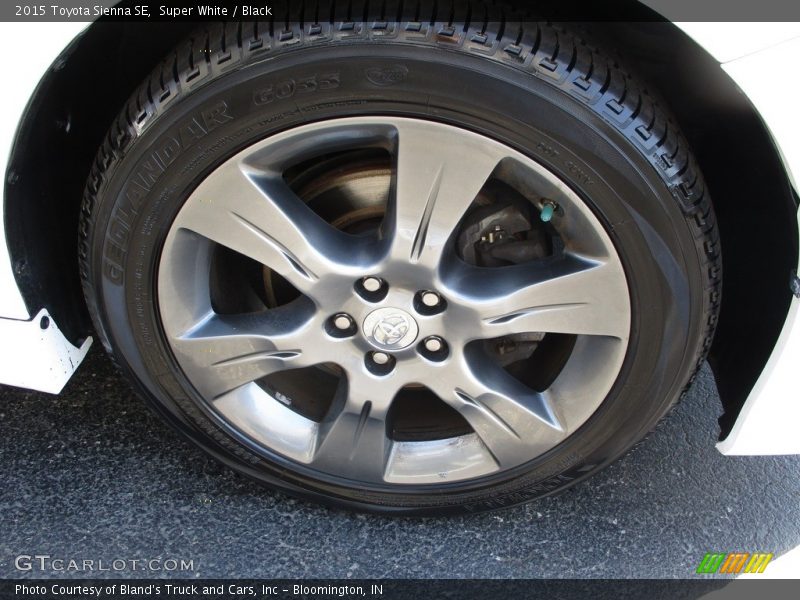 Super White / Black 2015 Toyota Sienna SE