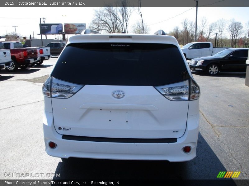 Super White / Black 2015 Toyota Sienna SE