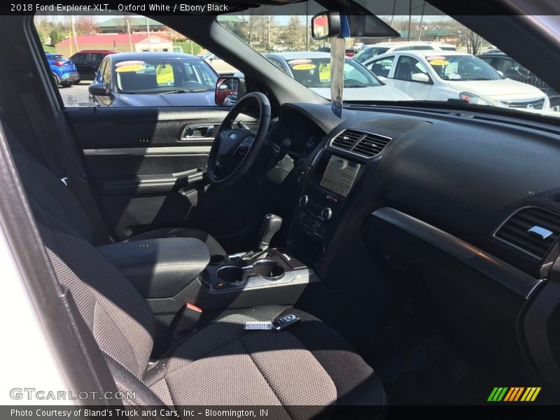 Oxford White / Ebony Black 2018 Ford Explorer XLT