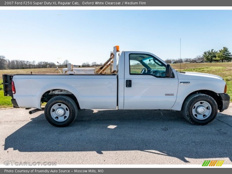 Oxford White Clearcoat / Medium Flint 2007 Ford F250 Super Duty XL Regular Cab