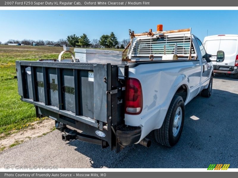 Oxford White Clearcoat / Medium Flint 2007 Ford F250 Super Duty XL Regular Cab