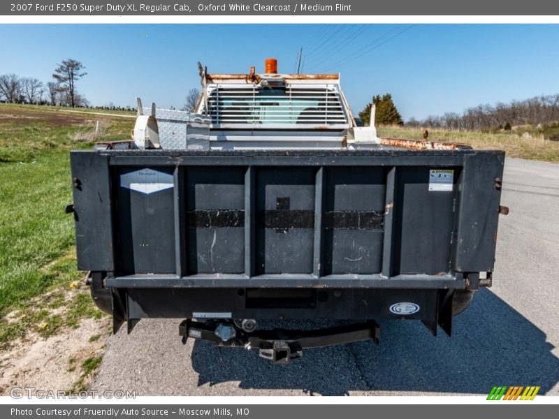 Oxford White Clearcoat / Medium Flint 2007 Ford F250 Super Duty XL Regular Cab