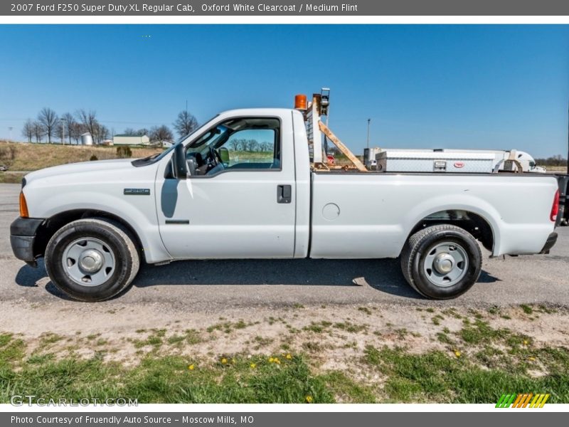 Oxford White Clearcoat / Medium Flint 2007 Ford F250 Super Duty XL Regular Cab