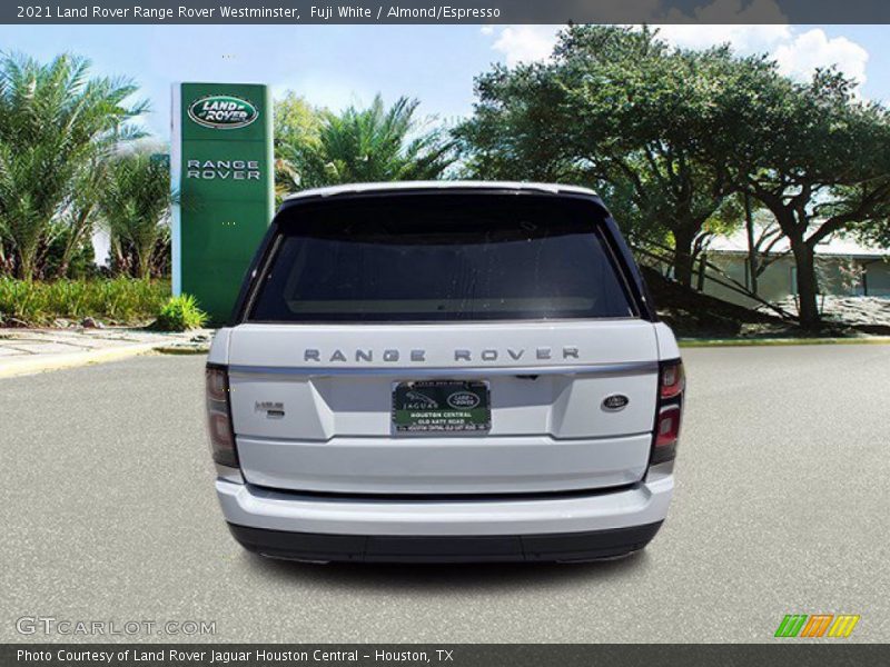 Fuji White / Almond/Espresso 2021 Land Rover Range Rover Westminster