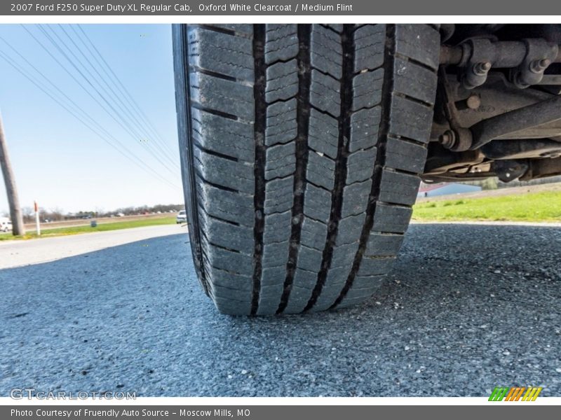 Oxford White Clearcoat / Medium Flint 2007 Ford F250 Super Duty XL Regular Cab