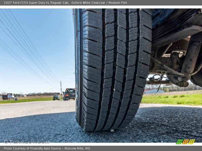 Oxford White Clearcoat / Medium Flint 2007 Ford F250 Super Duty XL Regular Cab