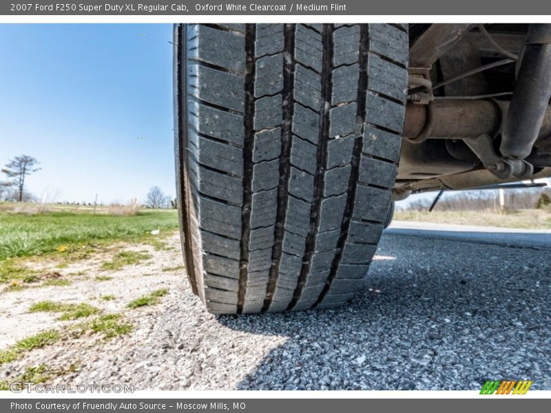 Oxford White Clearcoat / Medium Flint 2007 Ford F250 Super Duty XL Regular Cab
