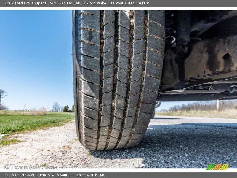 Oxford White Clearcoat / Medium Flint 2007 Ford F250 Super Duty XL Regular Cab