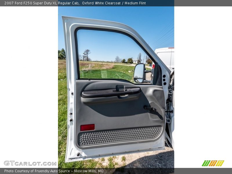 Oxford White Clearcoat / Medium Flint 2007 Ford F250 Super Duty XL Regular Cab